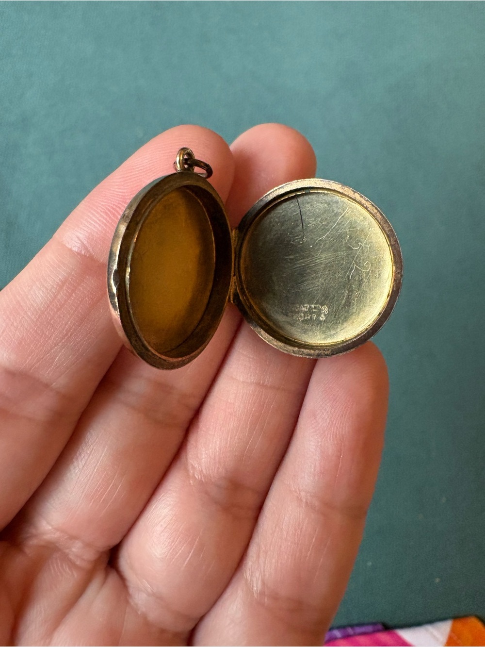 9k Solid Gold Back and Front Vintage Locket - Picture 2 of 6